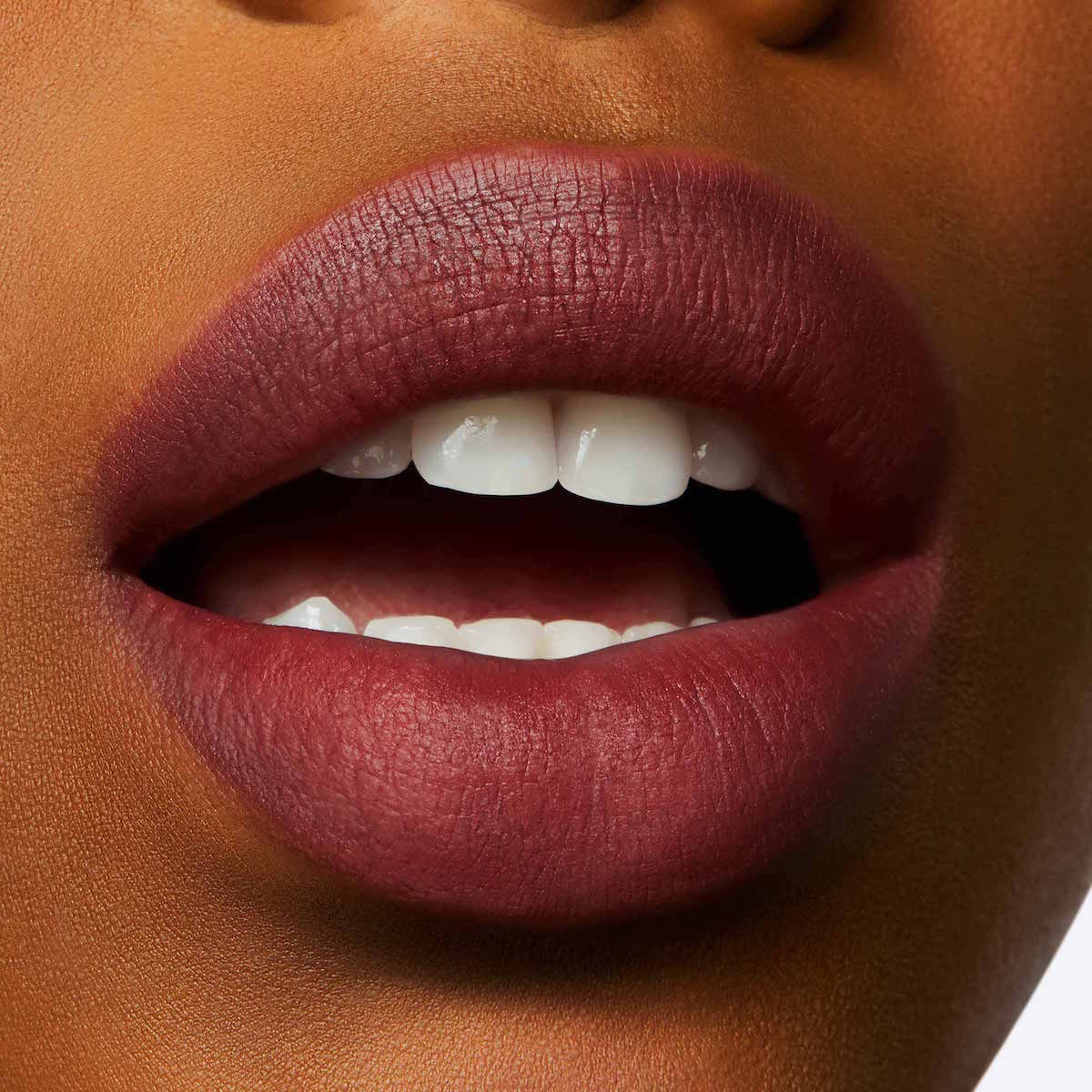 POWDER KISS LIPSTICK (LABIAL)